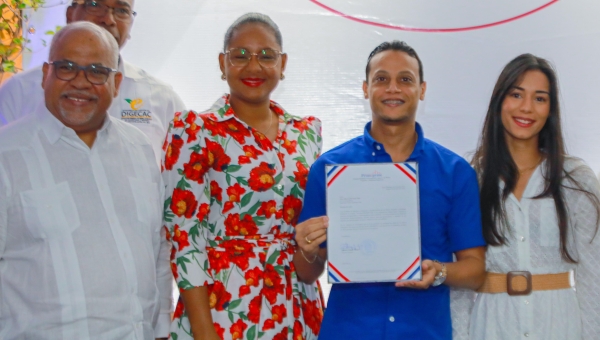 Emprendedores de Santo Domingo Este reciben apoyo de 45 millones de pesos en créditos de Promipyme